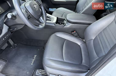 Позашляховик / Кросовер Toyota RAV4 2023 в 