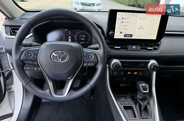 Позашляховик / Кросовер Toyota RAV4 2023 в 