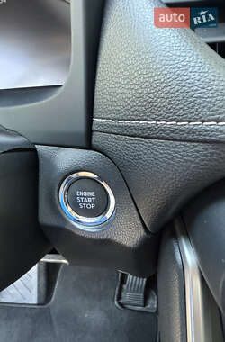 Позашляховик / Кросовер Toyota RAV4 2023 в 