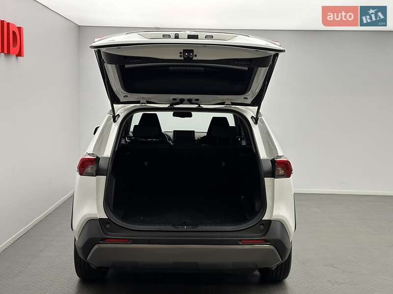 Внедорожник / Кроссовер Toyota RAV4 2019 в Киеве