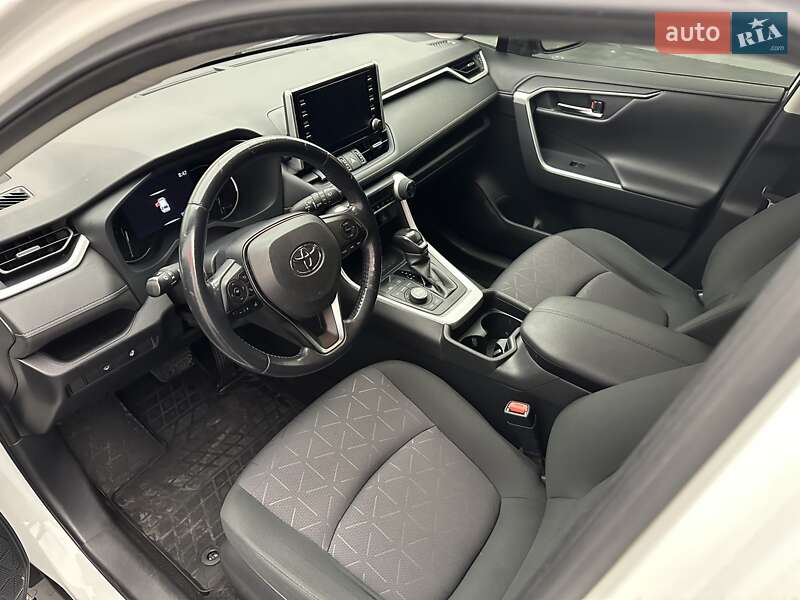 Внедорожник / Кроссовер Toyota RAV4 2019 в Киеве