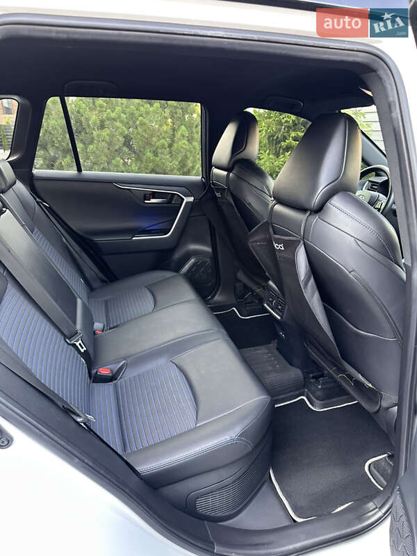 Позашляховик / Кросовер Toyota RAV4 2023 в Дніпрі