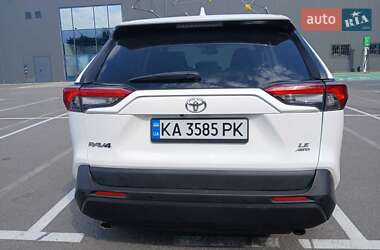 Позашляховик / Кросовер Toyota RAV4 2022 в 