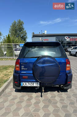 Позашляховик / Кросовер Toyota RAV4 2003 в 