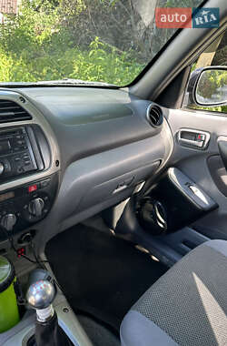 Позашляховик / Кросовер Toyota RAV4 2003 в 