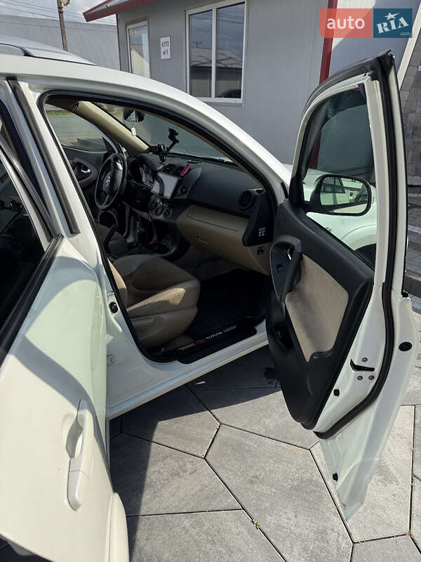 Внедорожник / Кроссовер Toyota RAV4 2010 в Городке
