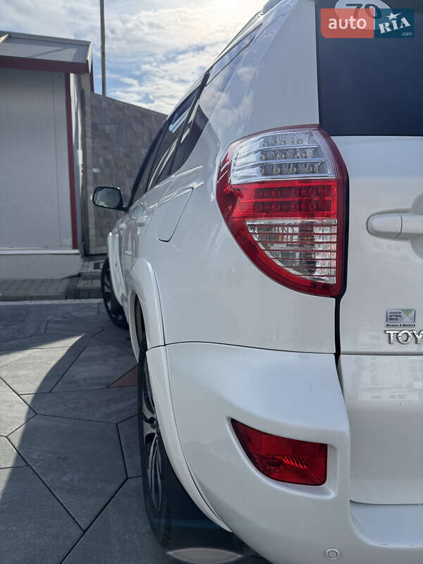 Внедорожник / Кроссовер Toyota RAV4 2010 в Городке