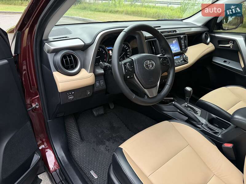 Внедорожник / Кроссовер Toyota RAV4 2017 в Киеве