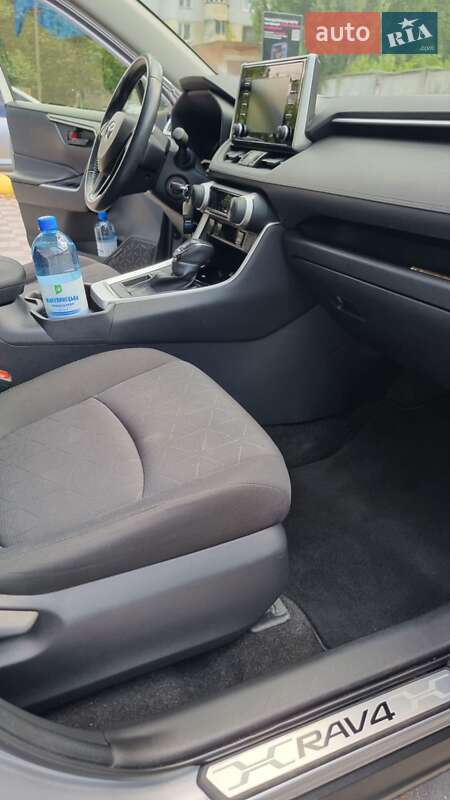 Внедорожник / Кроссовер Toyota RAV4 2019 в Хмельницком