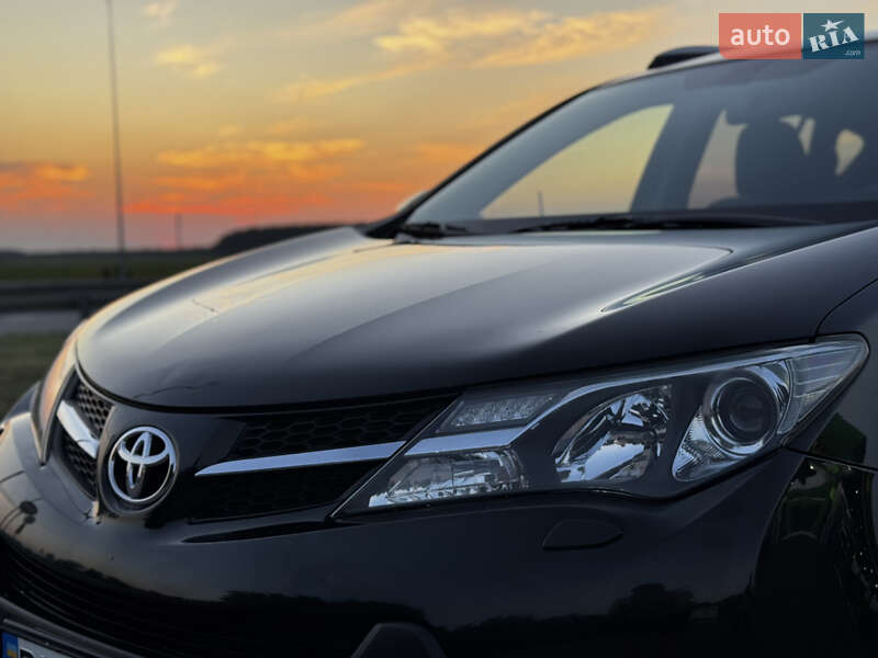 Внедорожник / Кроссовер Toyota RAV4 2015 в Радивилове
