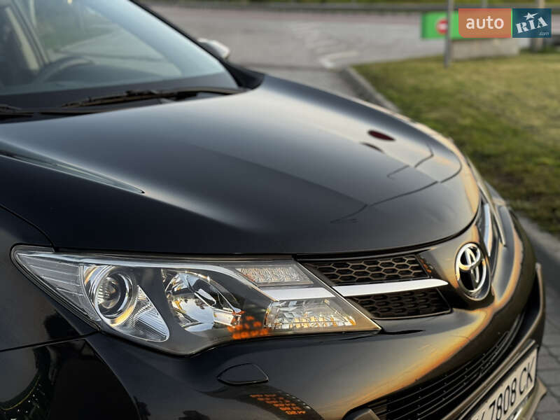Внедорожник / Кроссовер Toyota RAV4 2015 в Радивилове