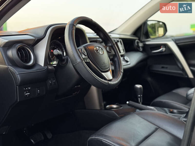 Внедорожник / Кроссовер Toyota RAV4 2015 в Радивилове