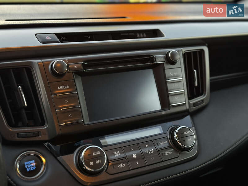 Внедорожник / Кроссовер Toyota RAV4 2015 в Радивилове