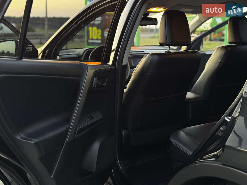 Внедорожник / Кроссовер Toyota RAV4 2015 в Радивилове