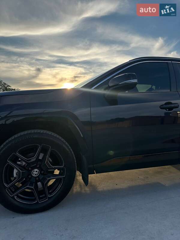 Внедорожник / Кроссовер Toyota RAV4 2023 в Павлограде