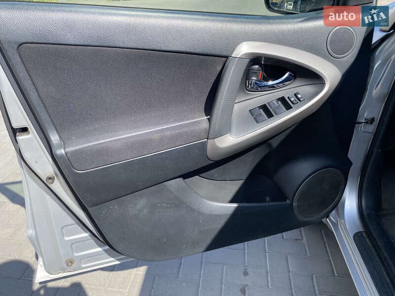 Внедорожник / Кроссовер Toyota RAV4 2006 в Запорожье