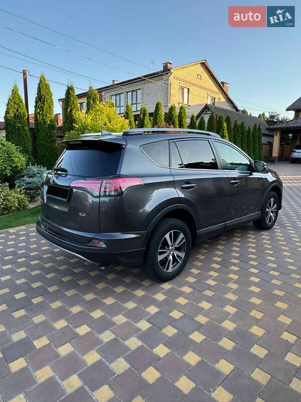 Внедорожник / Кроссовер Toyota RAV4 2016 в Умани