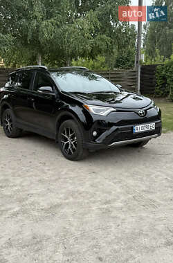 Позашляховик / Кросовер Toyota RAV4 2018 в 