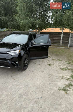 Позашляховик / Кросовер Toyota RAV4 2018 в 