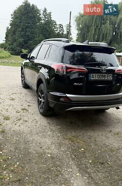 Позашляховик / Кросовер Toyota RAV4 2018 в 