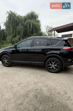 Позашляховик / Кросовер Toyota RAV4 2018 в 