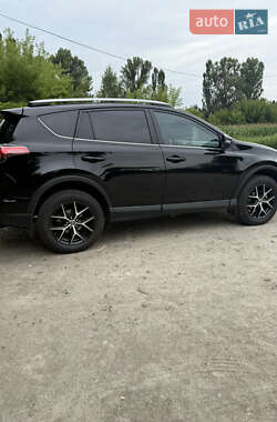 Позашляховик / Кросовер Toyota RAV4 2018 в 