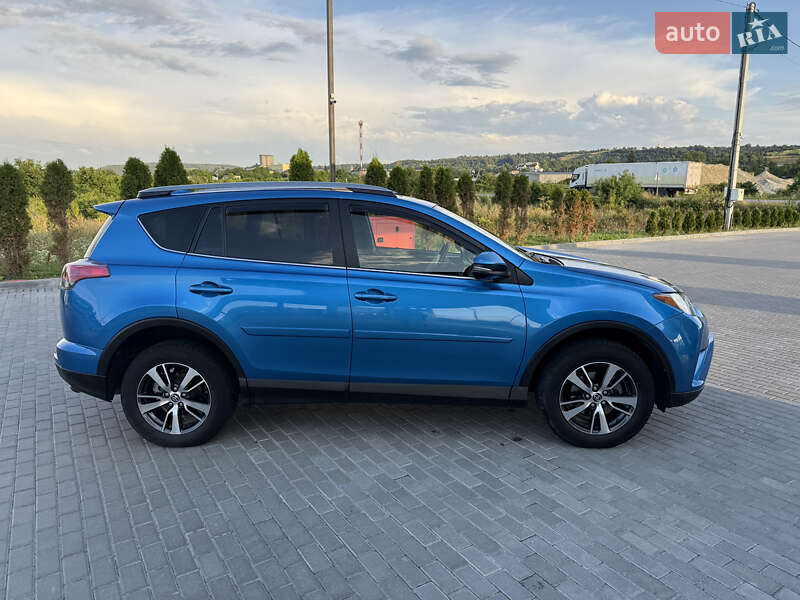 Внедорожник / Кроссовер Toyota RAV4 2017 в Золочеве