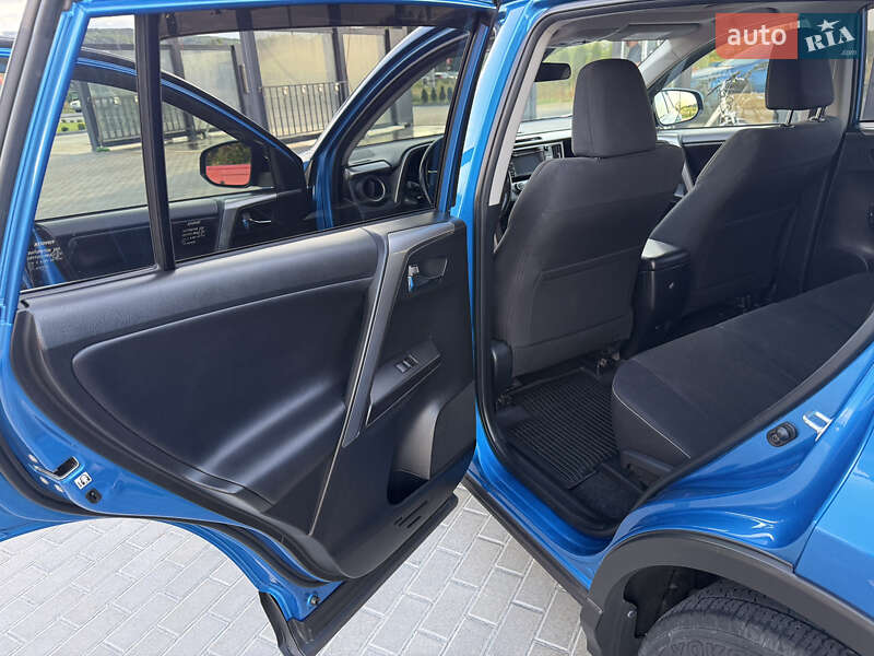 Внедорожник / Кроссовер Toyota RAV4 2017 в Золочеве