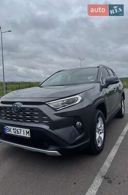 Позашляховик / Кросовер Toyota RAV4 2021 в Рівному