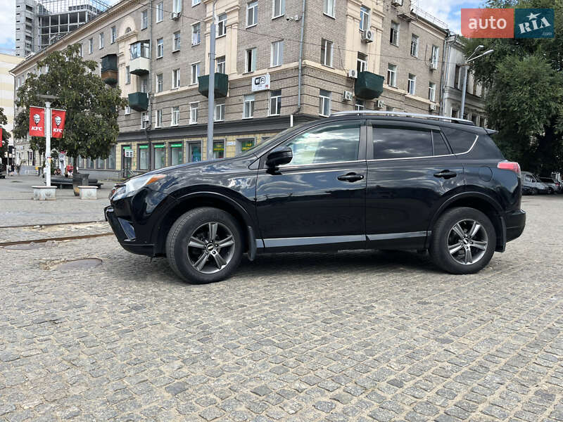Позашляховик / Кросовер Toyota RAV4 2016 в Дніпрі