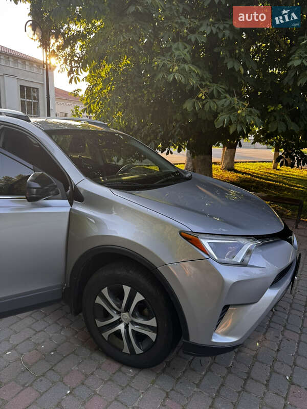 Позашляховик / Кросовер Toyota RAV4 2017 в Ромнах