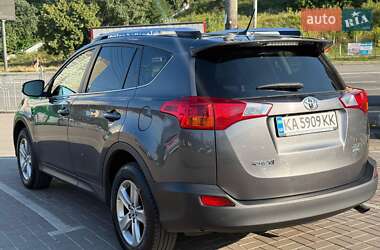 Внедорожник / Кроссовер Toyota RAV4 2015 в 