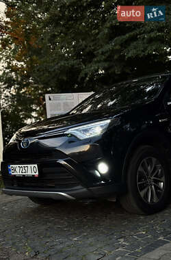 Внедорожник / Кроссовер Toyota RAV4 2017 в Ровно