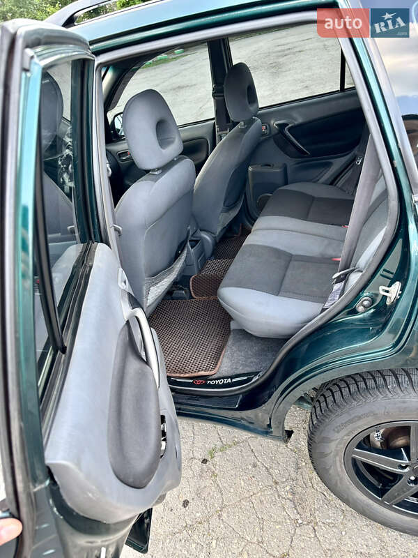 Внедорожник / Кроссовер Toyota RAV4 2000 в Чугуеве