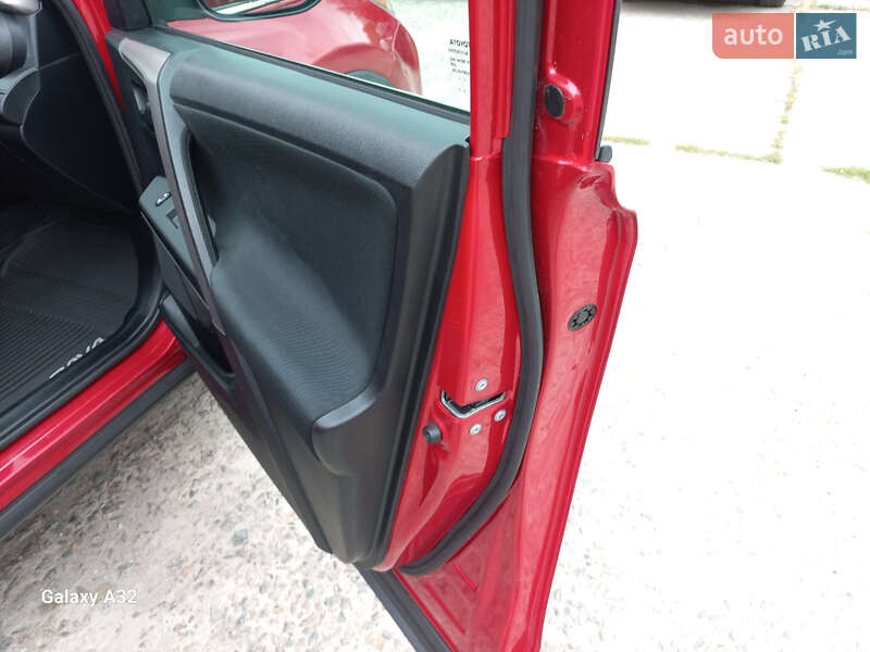 Позашляховик / Кросовер Toyota RAV4 2016 в Дніпрі