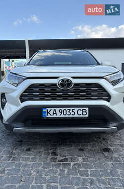 Внедорожник / Кроссовер Toyota RAV4 2021 в Киеве