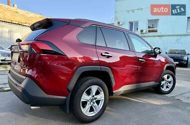 Внедорожник / Кроссовер Toyota RAV4 2019 в 