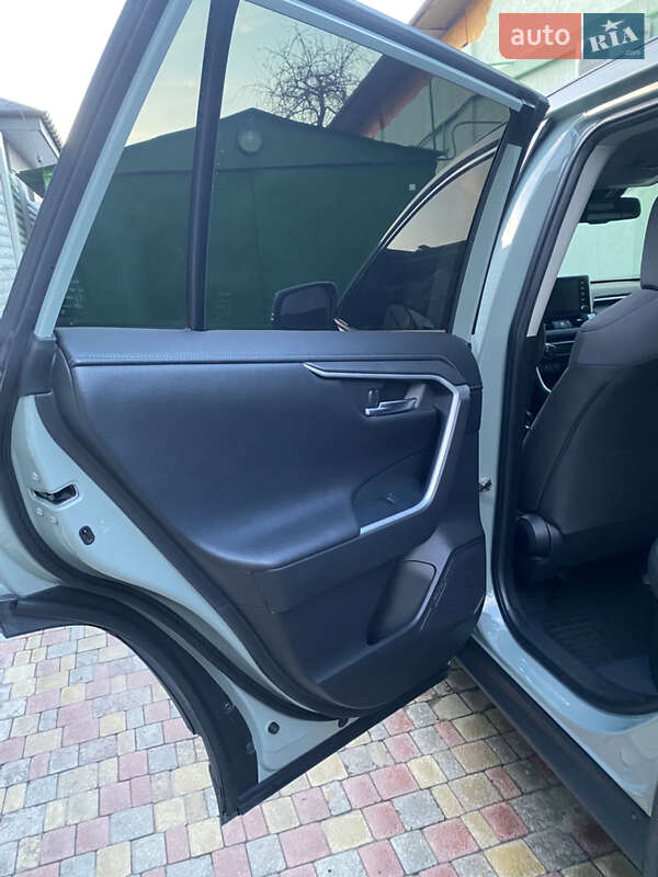 Позашляховик / Кросовер Toyota RAV4 2021 в Харкові
