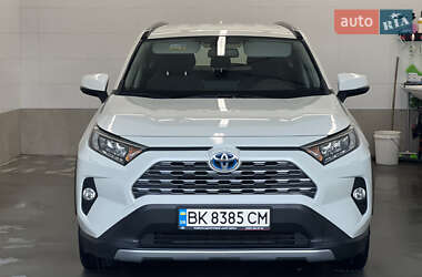 Позашляховик / Кросовер Toyota RAV4 2019 в Рівному