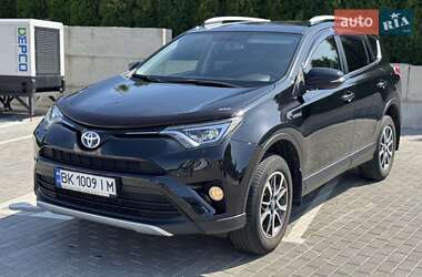 Внедорожник / Кроссовер Toyota RAV4 2017 в Ровно