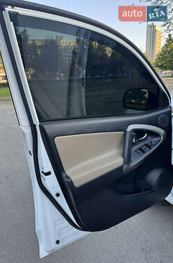 Внедорожник / Кроссовер Toyota RAV4 2012 в 