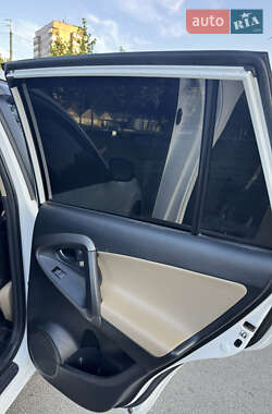 Внедорожник / Кроссовер Toyota RAV4 2012 в 