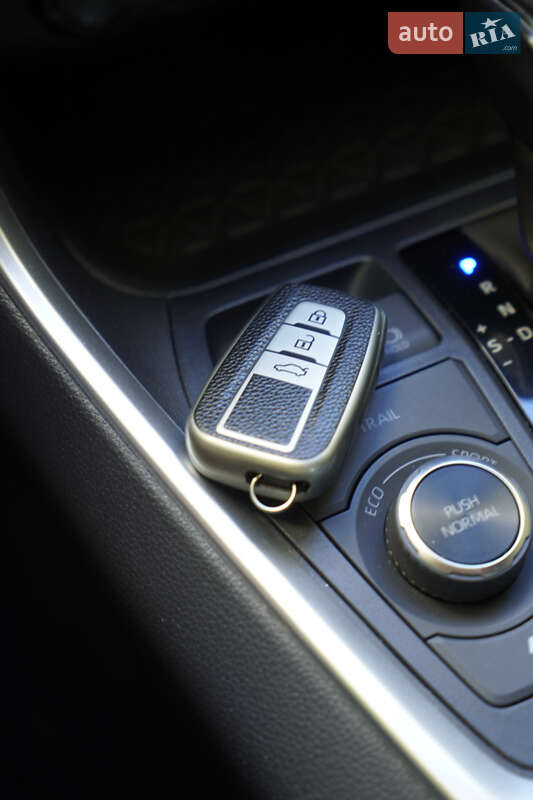 Позашляховик / Кросовер Toyota RAV4 2021 в Києві