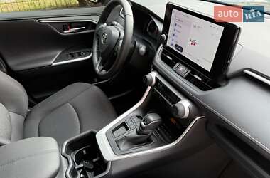 Внедорожник / Кроссовер Toyota RAV4 2023 в 