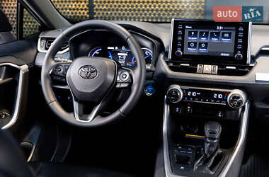 Внедорожник / Кроссовер Toyota RAV4 2020 в 