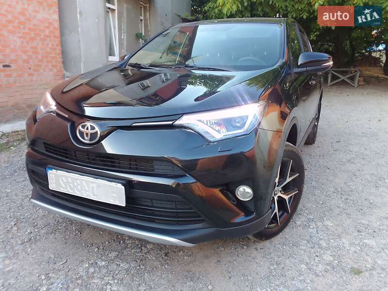 Внедорожник / Кроссовер Toyota RAV4 2017 в 
