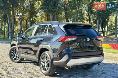 Внедорожник / Кроссовер Toyota RAV4 2024 в 