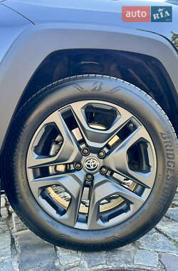 Внедорожник / Кроссовер Toyota RAV4 2024 в 