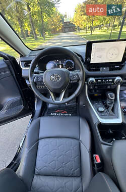 Внедорожник / Кроссовер Toyota RAV4 2024 в 