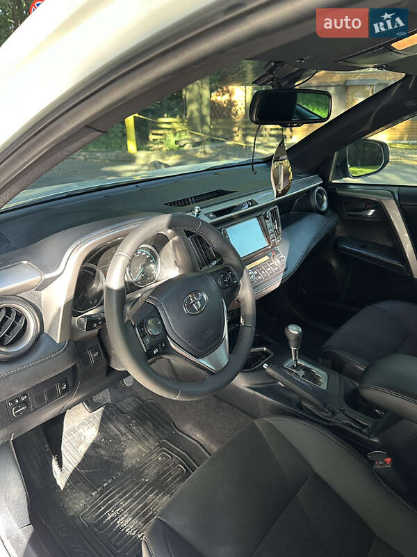 Внедорожник / Кроссовер Toyota RAV4 2016 в Виннице
